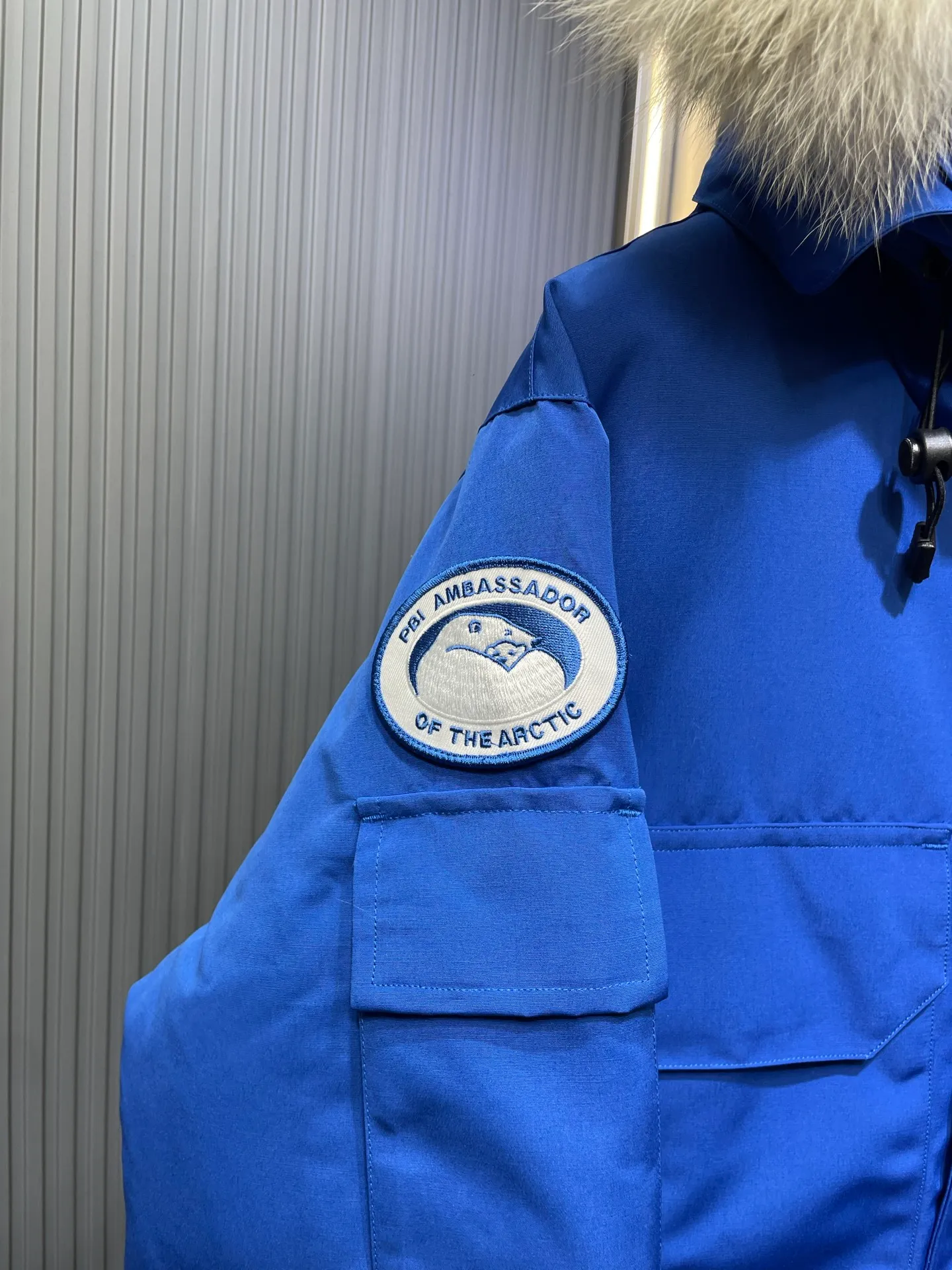 P910 special version 🌟 🇨🇦CANADA GOOES 24 new models 08 models/couple models Factory direct supply: supplying global purchasing agents, micro-business, entities, Tmall, high-end stalls and studio cooperation, free shipping! Canada Goose Expedition Parka 2008 is the same style for men and women. It is mid-length and the most timeless classic. All Arctic and Antarctic scientific expedition teams choose Canada Goose as their cold-proof equipment. It is the Rolls-Royce of down jackets. ➖ Industry-leading anti-counterfeiting chip sensing. ➖ Imported Behringer embroidery machines and customized embroidery labels, the highest level and industry leading. ➖ Imported Korean 21-count polyester-cotton blended original fabric, TC85 waterproof coated fabric, water-repellent, windproof and wear-resistant. ➖ The new national standard 80 white duck down is filled with an average of 520 grams of down. The amount of down filled is industry-leading. ➖ 100% nylon lining with double double-layer sealing design to prevent velvet running, and seamless thread design on the cuffs! ➖ Western Canadian Green Wolf Collar. ➖ Yoshida YKK provides original factory-customized electroplated sliders. YKK two-way lockable zippers are tight and smooth and do not peel off paint. ➖ 3M composite Velcro is durable and the accessories and hardware are all custom-made. Note: Our copywriting is only simple and clear. Instead of bragging about the copywriting, it is better to compare and understand with samples. Only for the purest goose, the most dedicated, the most professional, the highest quality, the highest cost performance!  Size:XS-XXL